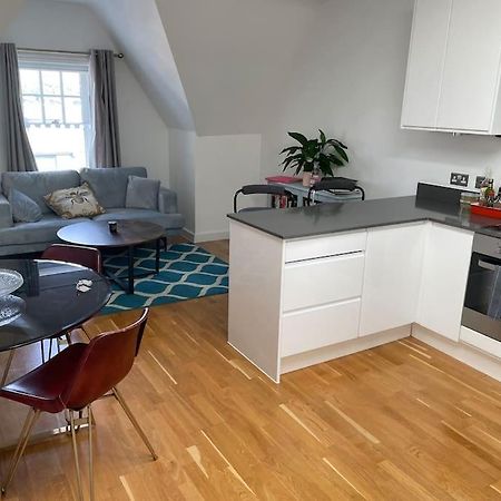 Apartamento Lovely 2-Bed Flat With Well Equipped Kitchen Ealing Exterior foto